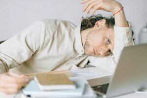 Mehr über den Artikel erfahren Ego Depletion: Was steckt wirklich hinter dem mentalen Erschöpfungsgefühl im Fernstudium?
