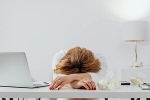 Mehr über den Artikel erfahren Burnout vermeiden: Selbstfürsorge im berufsbegleitenden Psychologiestudium