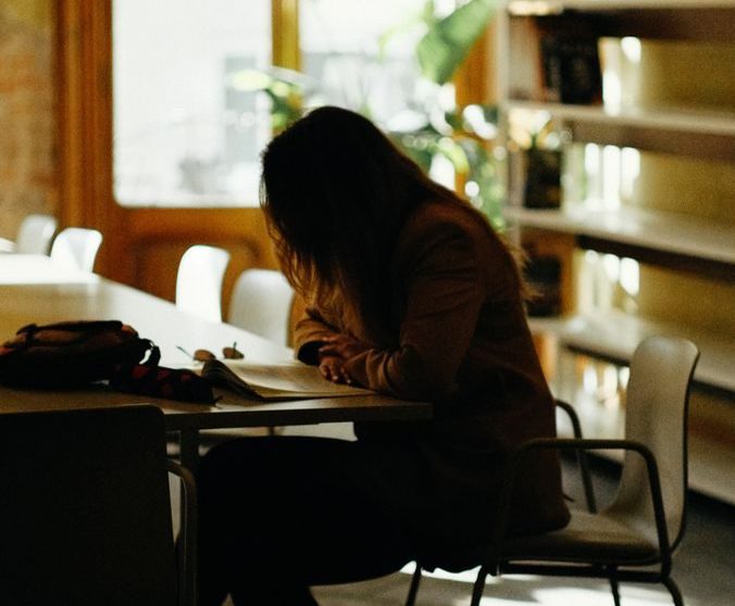 Mehr über den Artikel erfahren Prüfungsangst im Fernstudium überwinden – was mir als Psychologiestudentin tatsächlich geholfen hat