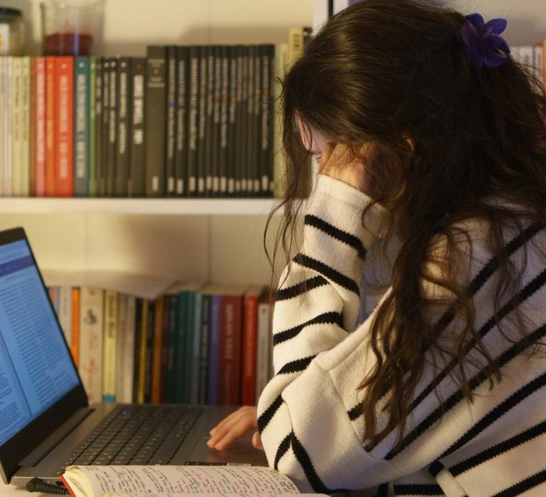 Du betrachtest gerade Bachelorarbeit im Fernstudium Psychologie: Wie du sie neben Job und Kind schreibst (ohne dass alles andere zusammenbricht)