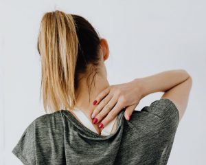 Mehr über den Artikel erfahren Rückenschmerzen, Nackenverspannung, Kopfschmerzen: Der Körper beim Lernen im Homeoffice